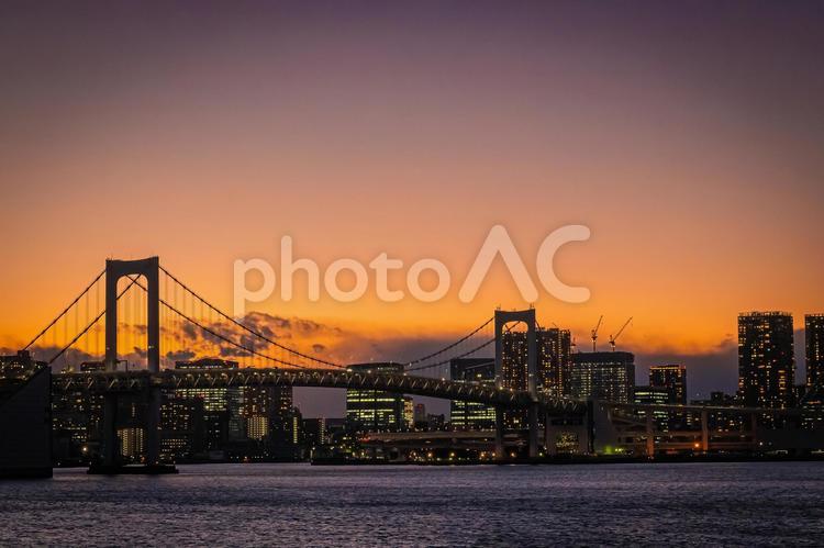 東京　夕暮れのレインボーブリッジの風景 東京,東京都,お台場の写真素材