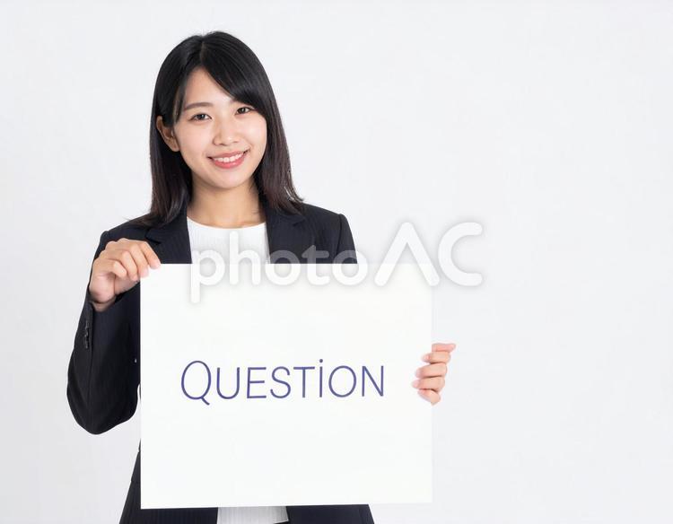 QUESTIONと書いたボードを持つ女性 女性,ボード,クエスチョンの写真素材
