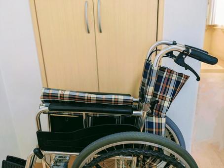 クローゼット前にある車椅子 クローゼット前にある車椅子 部屋,居室,施設の写真素材