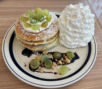 生クリームたっぷり マスカットパンケーキ 生クリームたっぷり マスカットパンケーキ パンケーキ,生クリーム,葡萄の写真素材