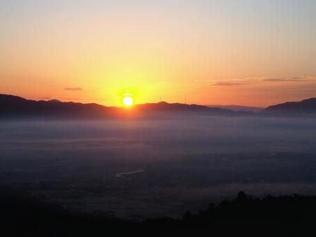 朝日と雲海 丹波八木城跡より 雲海,日の出,朝日の写真素材