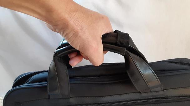 かばんを持つ・1 バッグ,手,鞄の写真素材