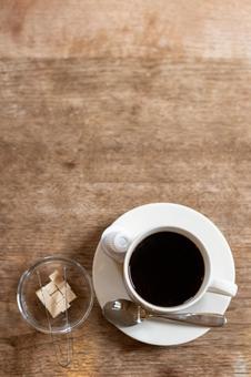 俯瞰で撮ったコーヒーと角砂糖｜縦｜ コーヒー,ホットコーヒー,珈琲の写真素材