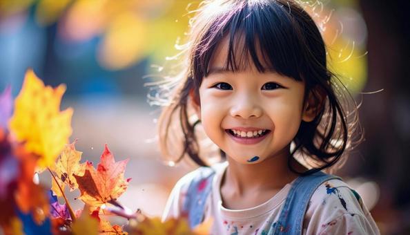 ペインティング中の日本人の子どもの笑顔 ペインティング中の日本人の子どもの笑顔の写真
