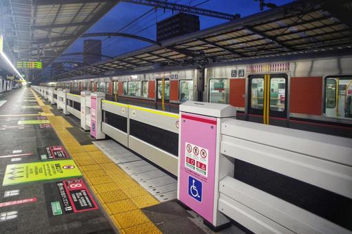 大阪環状線のホームドア 大阪,環状線,ホームドアの写真素材