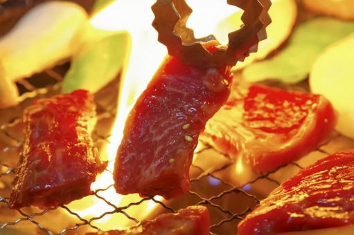 食欲をそそるジューシーな和牛の焼肉 焼肉,炭火焼肉,お肉の写真素材