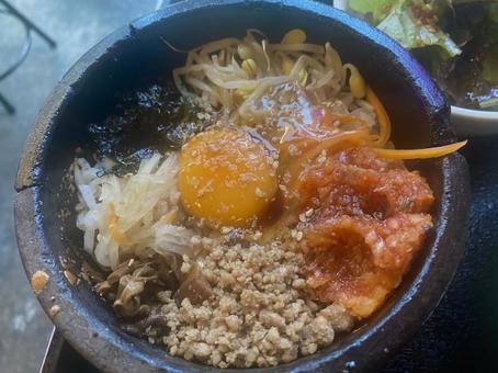 石焼きビビンバ 卵黄 キムチ 石焼きビビンバ 卵黄 キムチ 石焼きビビンバ,石焼き,ビビンバの写真素材