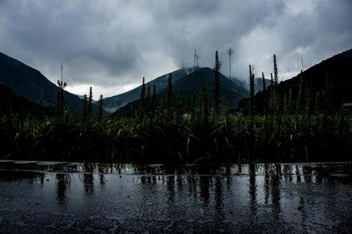 <五島の風景>夏の大雨の朝の雨雲と山霧 <五島の風景>夏の大雨の朝の雨雲と山霧の写真