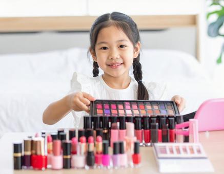 ネイルをする女の子 キッズネイルイメージ ネイルをする女の子 キッズネイルイメージの写真