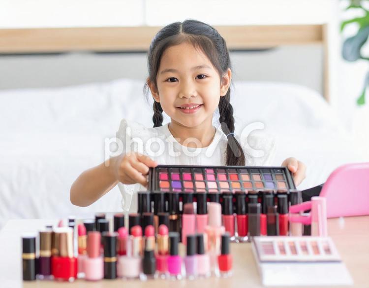 ネイルをする女の子　キッズネイルイメージ ネイル,マニキュア,女の子の写真素材