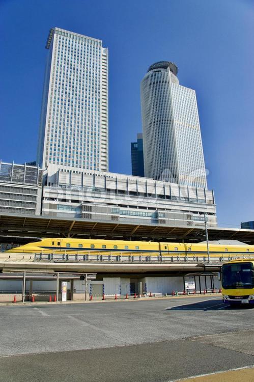 名古屋駅とドクターイエロー ドクターイエロー,t4,t5の写真素材