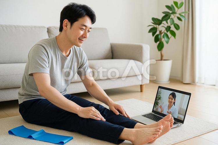 リモート理学療法診察	自宅リビング オンライン診療,理学療法,テレリハの写真素材