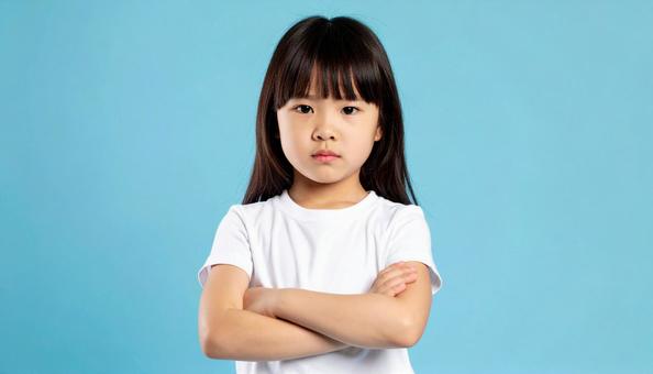 不機嫌な顔の子供 不機嫌な顔の子供の写真
