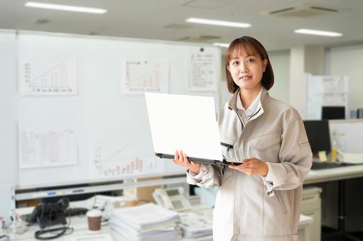 オフィスと作業員女性 エンジニア,技術者,設計の写真素材