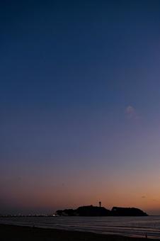 夕暮れ時の江の島のシルエット 夕暮れ時の江の島のシルエットの写真