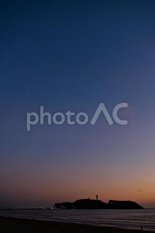 夕暮れ時の江の島のシルエット 湘南,海,江の島の写真素材