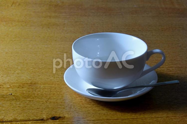 左からの光に照らされたカップ  スプーンあり コーヒーカップ,カップ,食器の写真素材