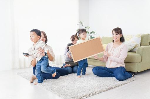 ボードを持つ子供とお母さん ボードを持つ子供とお母さん 男児,はしゃぐ,男子の写真素材