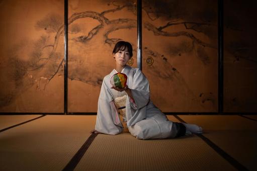 和風の建物で屏風の前に座る女性 和風の建物で屏風の前に座る女性 着物,和装,和風の写真素材