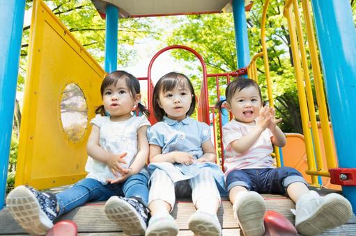 遊具 子供 遊具 子供 公園,女性,仲良しの写真素材