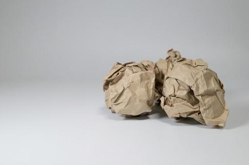 くしゃくしゃに丸めたクラフト紙 丸めた紙,クラフト紙,くしゃくしゃの写真素材