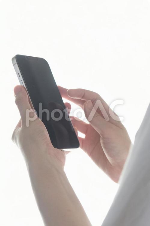 スマホを見ている女性の手元　イメージ スマホ,sns,スマートフォンの写真素材