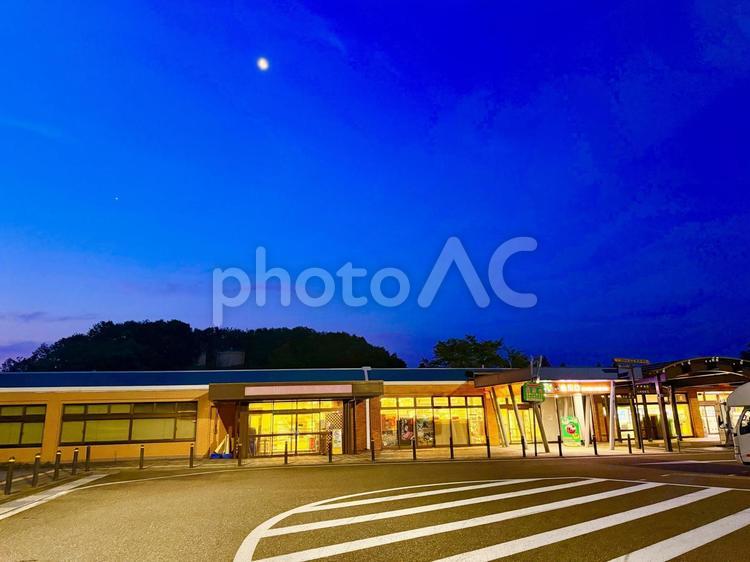 明け方の越後川口サービスエリア 空,明け方,夜の写真素材