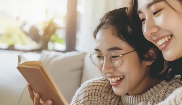 女友達・姉妹とくつろぐ午後 雑誌広告風 女友達・姉妹とくつろぐ午後 雑誌広告風の写真