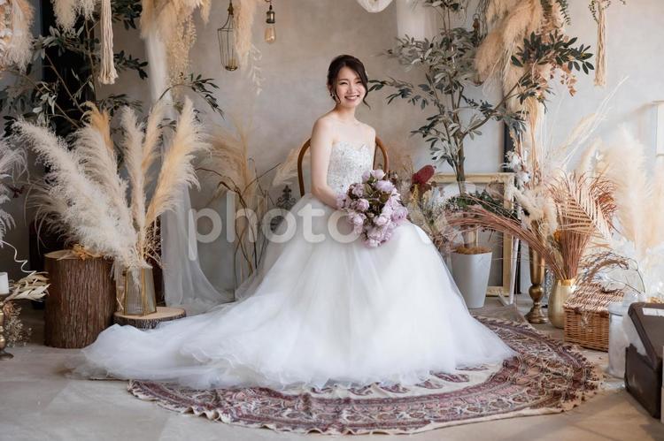 ブーケを持つ花嫁（横位置・全身） 花嫁,女性,結婚の写真素材