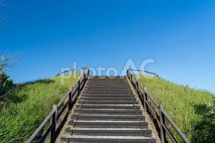 青空と階段 階段,丘,青空の写真素材