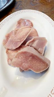 ホルモン焼肉屋のメニュー お皿に豚たん ホルモン焼肉屋のメニュー お皿に豚たん 焼肉,カルビ,七輪の写真素材