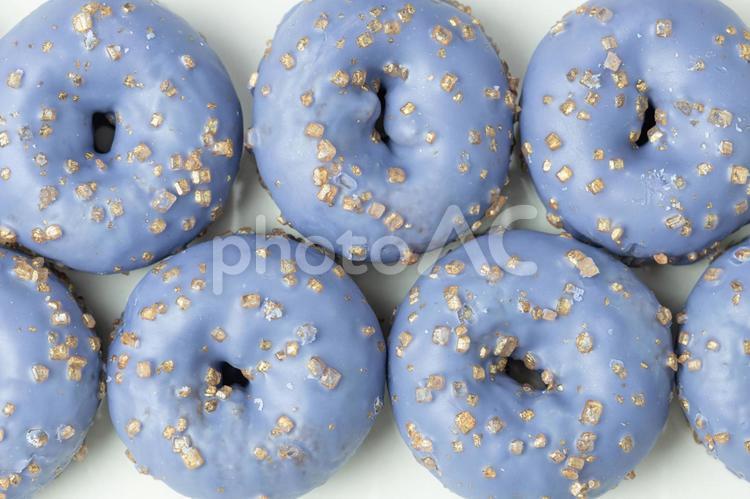 整列している紫色のチョコレートコーティングされたドーナツ 背景,食べ物,敷き詰めるの写真素材