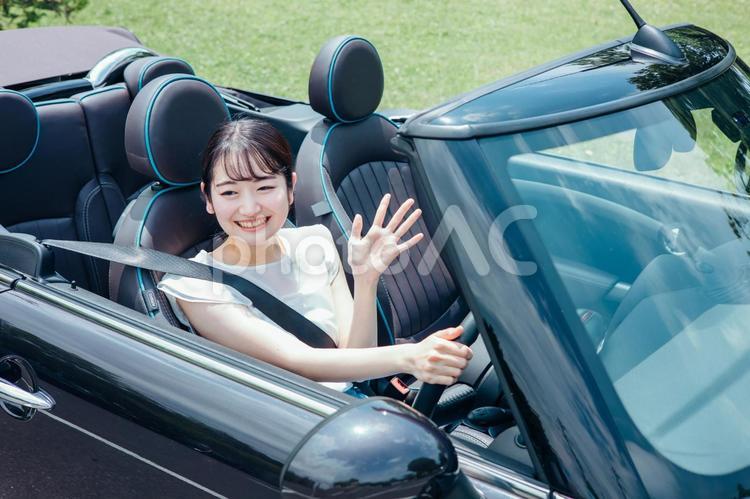 ドライブする女性たち（待ち合わせ） 車,ドライブ,旅行の写真素材