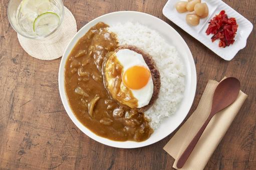 カレーライス(ハンバーグ、目玉焼き) カレーライス(ハンバーグ、目玉焼き)の写真