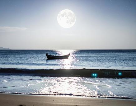 満月の夜の静かな海と船、幻想的な光 夏 満月の夜の静かな海と船、幻想的な光 夏の写真