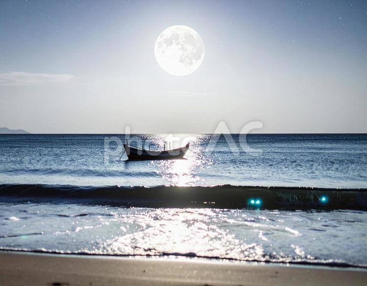 満月の夜の静かな海と船、幻想的な光　夏 月光,満月,海の写真素材