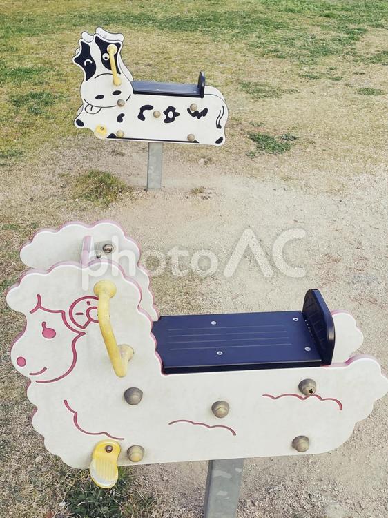 可愛い公園遊具　ひつじと牛　縦 遊具,ひつじ,羊の写真素材