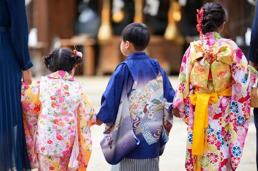 七五三のお参りに向かう家族のあたたかな後ろ姿 七五三のお参りに向かう家族のあたたかな後ろ姿 七五三,お参り,七五三参りの写真素材