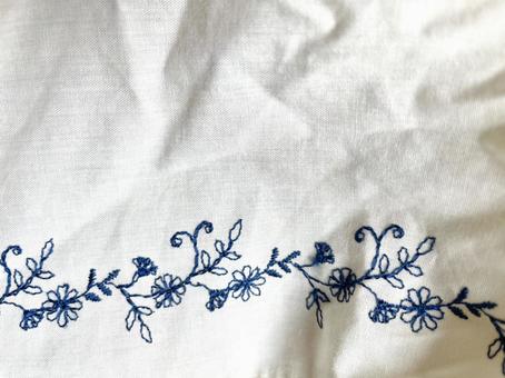 青い刺繍糸の花柄装飾素材 青い刺繍糸の花柄装飾素材の写真