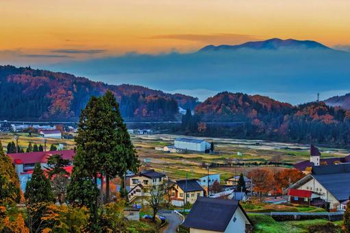 雲海と紅葉、日本の美しい里山の秋景色 日本,秋,田舎の写真素材