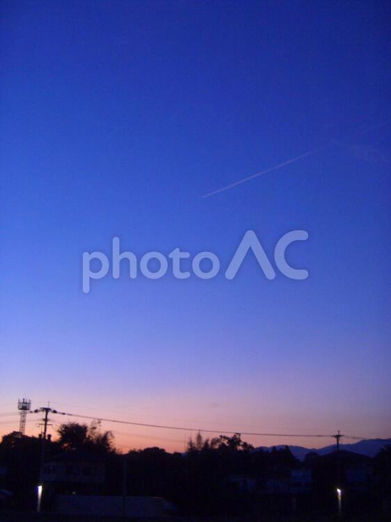 夕暮れ 夕日,空,青の写真素材