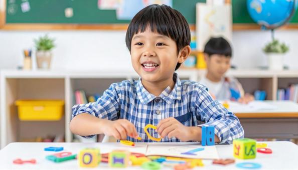 アルファベットおもちゃで勉強する男の子 アルファベットおもちゃで勉強する男の子の写真