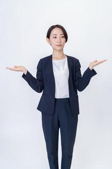 スーツを着た女性 スーツを着た女性の写真