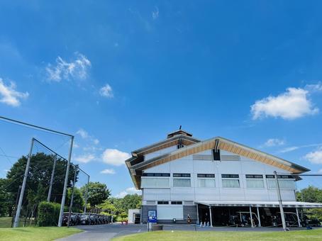 ゴルフ練習場の建物と青空 ゴルフ練習場の建物と青空 ゴルフ場,ゴルフ練習場,ゴルフの写真素材