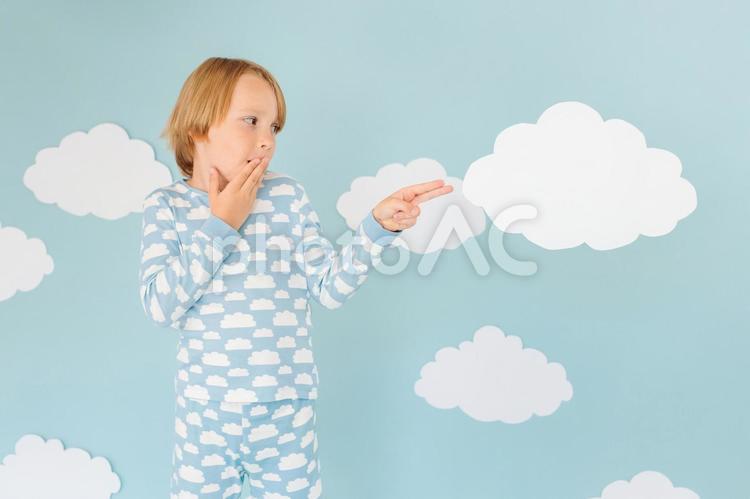 雲を見るパジャマの男の子 男の子,口を隠す,見るの写真素材