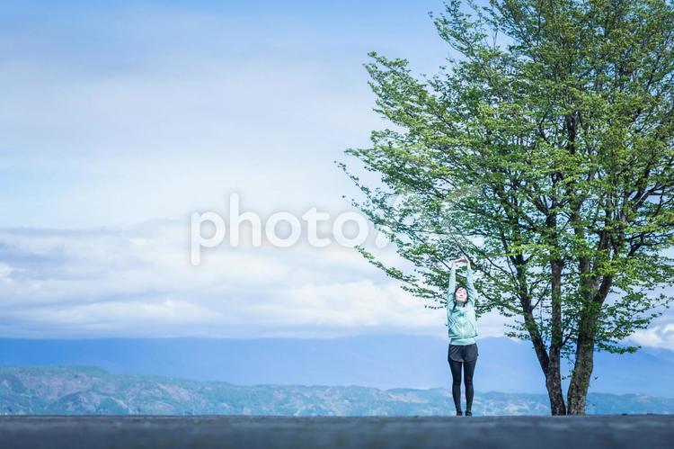 絶景の中にいるスポーツウェアの女性（深呼吸） 大気浴,深呼吸,森林浴の写真素材