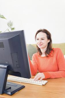 自宅でパソコンを使う若い女性 若い,ママ,自宅の写真素材