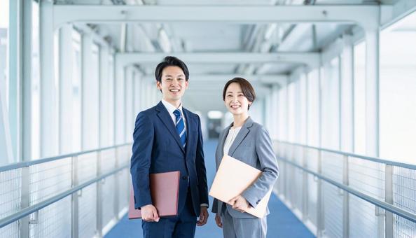 笑顔のビジネスマン二人 笑顔のビジネスマン二人の写真