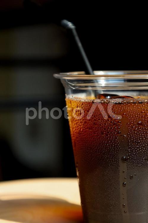 水滴のついたアイスコーヒー　縦 アイスコーヒー,冷たい,水滴の写真素材