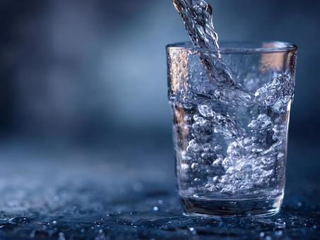 喉を潤す一杯：清潔な水のイメージの写真